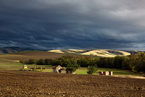 Dark clouds over the Blue Mountains in Walla Walla